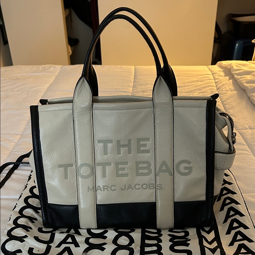 Marc Jacobs Two-Tone Pebbled Leather Tote - Cream & Black